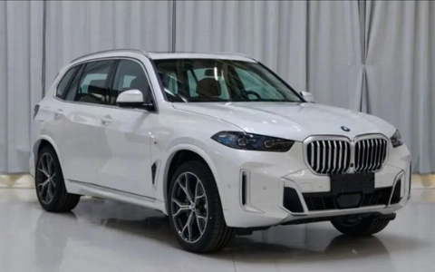 Новый BMW X5L показали на живых фото