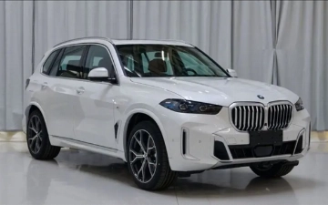 Новый BMW X5L показали на живых фото