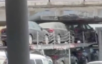В Ташкенте под мостом «Рисового» базара застрял автовоз с новенькими Chevrolet Monza