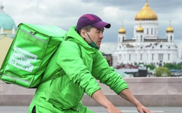 В России нелегальным мигрантам хотят запретить работать курьерами и таксистами