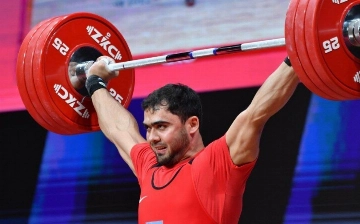 Узбекский тяжелоатлет Акбар Жураев установил рекорд и стал трехкратным чемпионом мира
