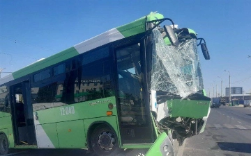 На Сергелях пассажирский автобус врезался в столб, пострадали четыре человека (видео)