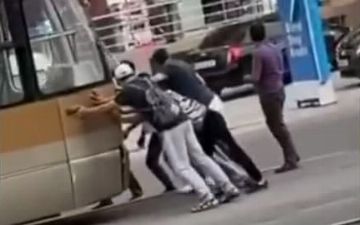 Самаркандцы толкали застрявший на перекрестке трамвай