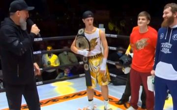 Сына Кадырова наградили чемпионским поясом за победу. Ринг-анонсер назвал его Мухаммед Али
