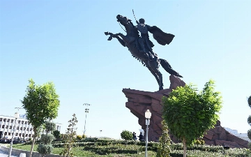 Президент открыл памятник Джалолиддину Мангуберды в Ургенче — фото