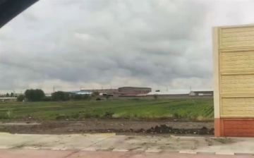 В Сергелийском районе обрушилась часть стены вдоль новой дороги — видео 