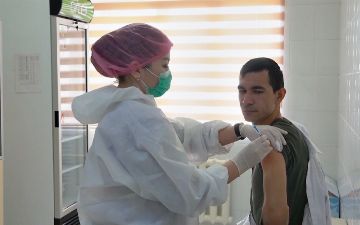 Стало известно, сколько человек вакцинировали в Узбекистане за стартовые три дня