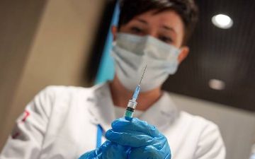 Ученые из Японии сообщили, когда человечество получит вакцину с пожизненной защитой от «короны»