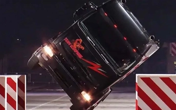 Водитель грузовика установил необычный рекорд Гиннеса (видео)
