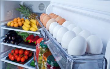Шеф-повар рассказал, почему нельзя хранить яйца в холодильнике