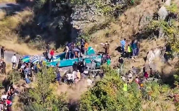Автобус упал со склона в Индии, погибли почти 40 человек