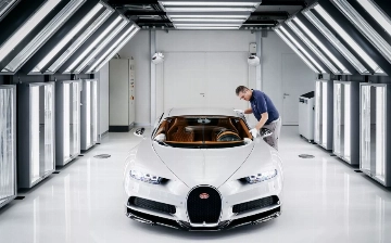 Мастера Bugatti тратят до 700 часов на покраску Chiron