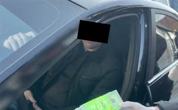 В Хорезме сотрудник УВД попался на взятке в $30 тысяч