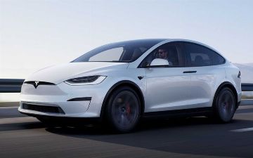 Покупателям электрокаров Tesla Model X придется ждать свою машину с салона два года