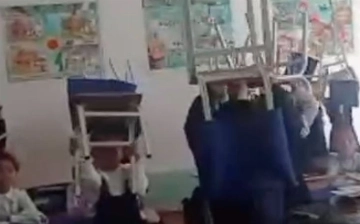 В Джизаке первоклассников заставили стоять с поднятыми стульями из-за невыполненного домашнего задания