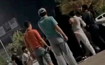 В Ташкенте толпа пыталась насильно усадить парня в Matiz