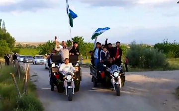 На мотоциклах и с флагами: узбекистанцы начали праздновать победу в Open Budget-2023 (видео)