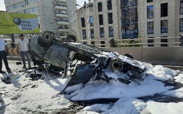 Почти дотла: в столице перевернулся и загорелся автомобиль LADA Samara