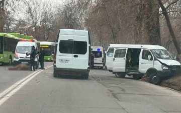 В Ташкенте маршрутка сбила насмерть пешехода и спровоцировала массовое ДТП