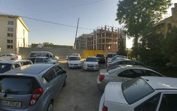 Какова стоимость налога за парковку перед многоквартирными домами в Узбекистане?