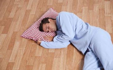 Спать на твердой поверхности для организма так же вредно, как и на мягкой