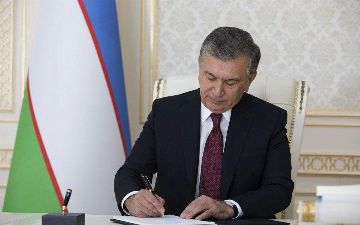 Президент Узбекистана подписал закон, который дает право организациям отстранять от работы невакцинированных сотрудников