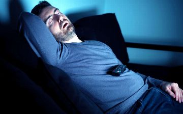 Спать с включенным телевизором – вредно. Все из-за голосов людей
