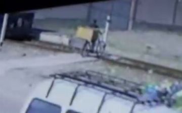 Под Ташкентом два человека погибли от наезда поезда — видео
