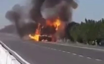 На трассе в Самарканде загорелся грузовик Shacman (видео)