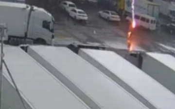В России мужчину убило молнией (видео 18+)