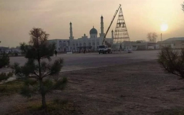 В Гулистане не стали устанавливать елку возле мечети после недовольства жителей