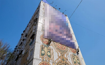 В Ташкенте начали демонтировать рекламные баннеры со зданий с мозаиками