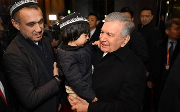 Визит Шавката Мирзиёева в Японию начался со встречи с узбекистанцами