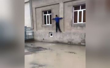 В Янгиюле из-за потопа жители вынуждены «карабкаться по стенам»