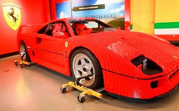 В Америке собрали полноразмерную модель Ferrari F40 из Lego