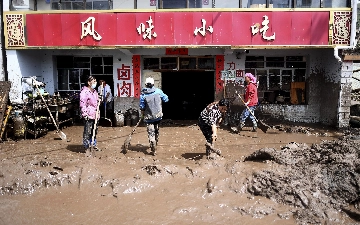 В результате наводнения на западе Китая погибли 16 человек
