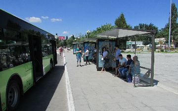 В Узбекистане большинство автобусных остановок в плохом состоянии: отсутствуют скамейки, пандусы, урны для мусора 