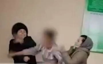 В Андижане семиклассница отпинала учительницу — видео