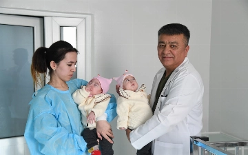Узбекские врачи впервые разделили сиамских близнецов — фото