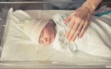 В Минздраве опровергли информацию, что в результате вакцинирования от коронавируса рождаются дети с хвостами, шерстью и множеством конечностей