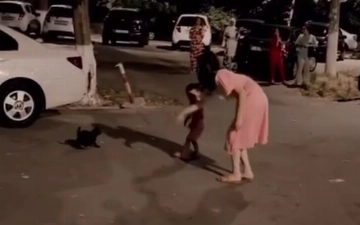 Девушкой, учившей ребенка, как правильно кидаться камнями в кошку, оказалась узбекская актриса  