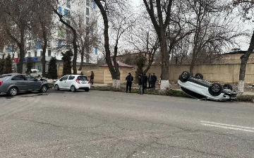 В Ташкенте Lada Vesta перевернулась после столкновения с Lacetti