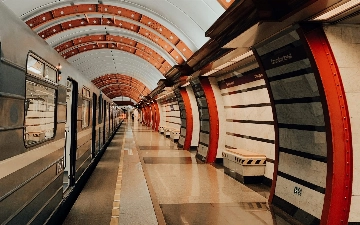 Узбекистанец домогался 15-летней школьницы в метро Петербурга