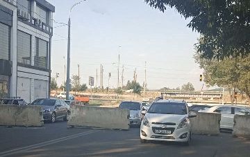 В Ташкенте начали перекрывать дороги: образовались пробки
