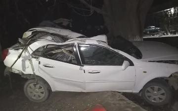 В Сурхандарье парень угнал машину родственника, врезался в дерево и погиб