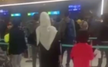 Uzbekistan Airways заставили пассажиров ждать восемь часов, прежде чем отменить рейс — видео