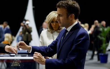 Макрон проголосовал во втором туре выборов президента во Франции — видео