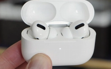 Bloomberg: Apple добавит функцию синхронного перевода в AirPods