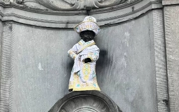 «Писающего мальчика» нарядили в традиционный казахский чапан