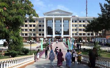 В Андижанском государственном университете женщина по неосторожности упала с четвертого этажа